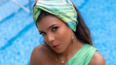 ناهد السباعي تحتفل بالربيع بفستان مشجر جريء