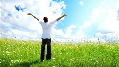 عاجل.. حقيقة العلاقة بين أشعة الشمس و عدد وفيات كورونا