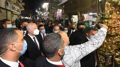 الرئيس التونسى يقوم بزيارة الحسين وشارع المعز وسط ترحيب المواطنين