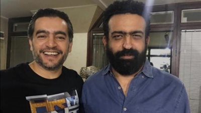 بالفيديو.. ماندو العدل يحتفل بانتهاء تصوير ”بين السما والأرض” بصحبة فريق العمل