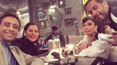 لقاء الخميسي ومحمد فراج في صورة جديدة من كواليس مسلسل ”ضد الكسر”