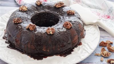 «زي المحلات».. أسهل طريقة لعمل كيكة بالشكولاتة وعين الجمل