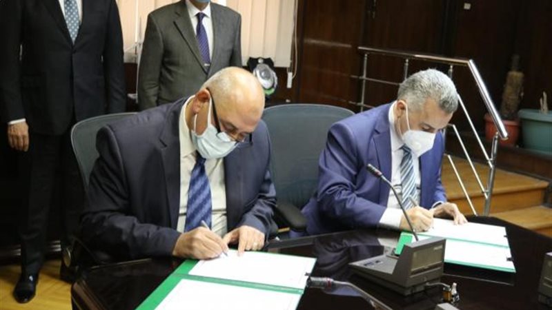 جانب من التوقيع