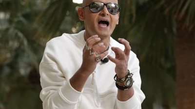 رامز جلال يرد على انتقادات لون شعره بشكل كوميدى