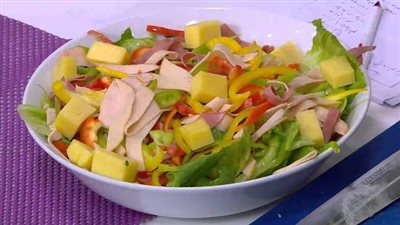 «زي المطاعم».. كيفية تحضير سلطة لحوم باردة