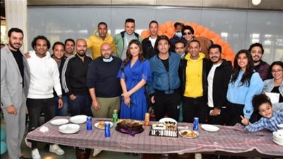 بالصورة.. علي ربيع يحتفل بانتهاء تصوير ”أحسن أب” وسط حضور فريق العمل