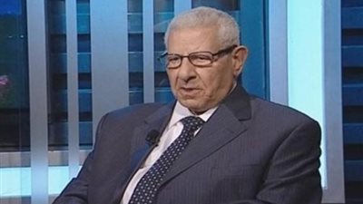 وصول جثمان الكاتب مكرم محمد أحمد مسجد آل رشدان لأداء صلاة الجنازة