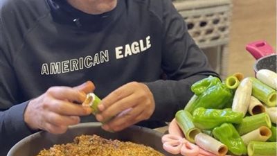 شاهد.. محمود عبد المغني يحضر ”المحشي والكرنب” أول أيام رمضان