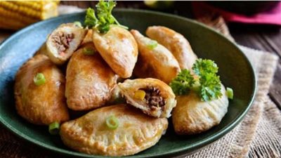 «زي المحلات».. أسهل طريقة لتحضير قطايف باللحمة المفرومة والجبنة