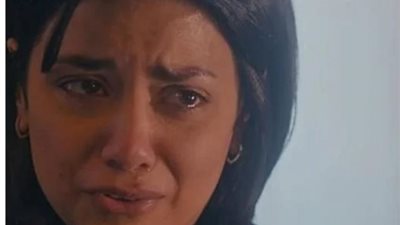 بالصور.. هجوم عنيف ضد سهر الصايغ بسبب وضع بوستر مسلسل ”الطاووس” بجانب الكعبة المشرفة