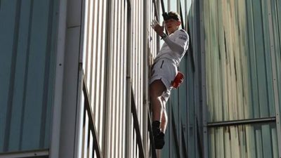 آخر تقاليع كورونا.. شاب يتسلق ناطحة سحاب بدون معدات