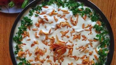 «زي المطاعم».. تعرفي على كيفية تحضير فتة دجاج بالزبادي