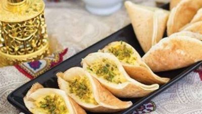 «زي المطاعم».. كيفية إعداد قطايف بالدجاج والجبن الشيدر