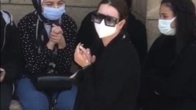 بالصور.. هنادي مهنى تدخل في نوبة بكاء شديدة أثناء تشيع جثمان والدة زوجها