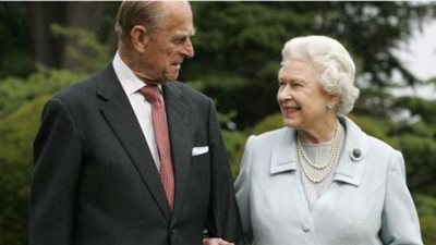 شاهد.. صورة خاصة تجمع الملكة إليزابيث بزوجها الأمير فيليب