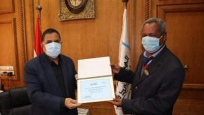 رئيس هيئة السكة الحديد يكرم سائقا أوقف قطارا لمرور جنازة