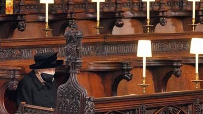 الأرملة العجوز.. الملكة إليزابيث تشعل ”الأحزان ” بصورة مؤثرة