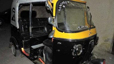 كشف حقيقة ”توك توك” يسير بجوار إحدى القطارات على قضبان السكة الحديدية