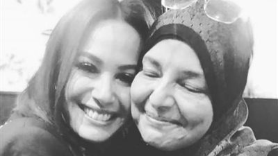 شفافه كالماء العذب.. هند صبري تنعي والدة أحمد خالد صالح بكلمات مؤثرة