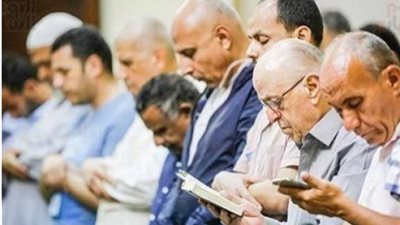 ما حكم القراءة من المصحف في صلاة قيام الليل؟ .. الإفتاء تجيب