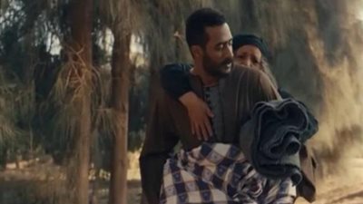 محمد رمضان يخطف أنظار جمهوره بمشهد ”بر والدته”