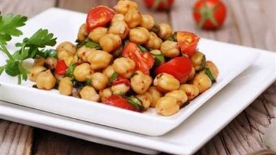 على الطريقة اللبنانية.. كيفية تحضير سلطة الحمص