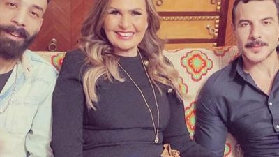 خالد حجاج مع يسرا وباسل خياط في كواليس مسلسل ”حرب أهلية”