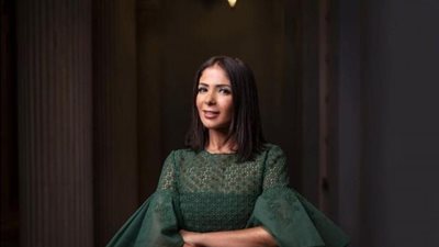 منى زكي تسافر للولايات المتحدة الأمريكية وتعمل بائعة في سوبر ماركت.. إليك التفاصيل