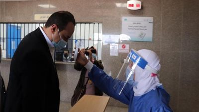«الصحة» تلزم العيادات والمستشفيات الخاصة بالإبلاغ عن حالات كورونا المترددة عليها