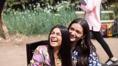 منة فضالي وملك أحمد زاهر في كواليس تصوير مسلسل ”نسل الأغراب”