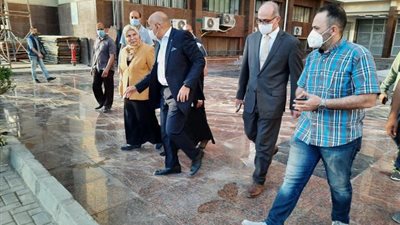 بالصور .. نائبا رئيس جامعة عين شمس في جولة تفقدية بكلية الآداب