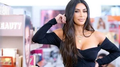 بفستان غريب.. كيم كارداشيان تثير الجدل من جديد