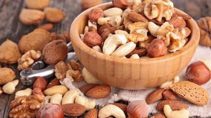 المكسرات النيئة