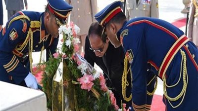 السيسى يضع إكليل الزهور على قبر الجندى المجهول بمناسبة عيد تحرير سيناء