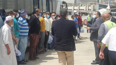 مساعد وزير الخارجية يستقبل الصيادين المصريين العائدين من إريتريا