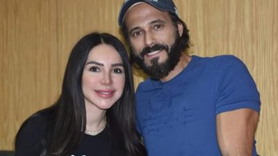 شريك الكفاح.. إنجي علاء ويوسف الشريف في كواليس تصوير مسلسل ”كوفيد 25”