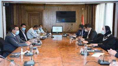 وزيرة التجارة  تبحث مع مستثمرى المنطقة الصناعية بكفر الدوار التوسع فى تصنيع الكمامات