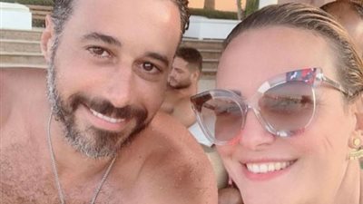 على البحر.. ريهام عبد الغفور تغازل أحمد السعدني: كل سنة وانت حبيبي