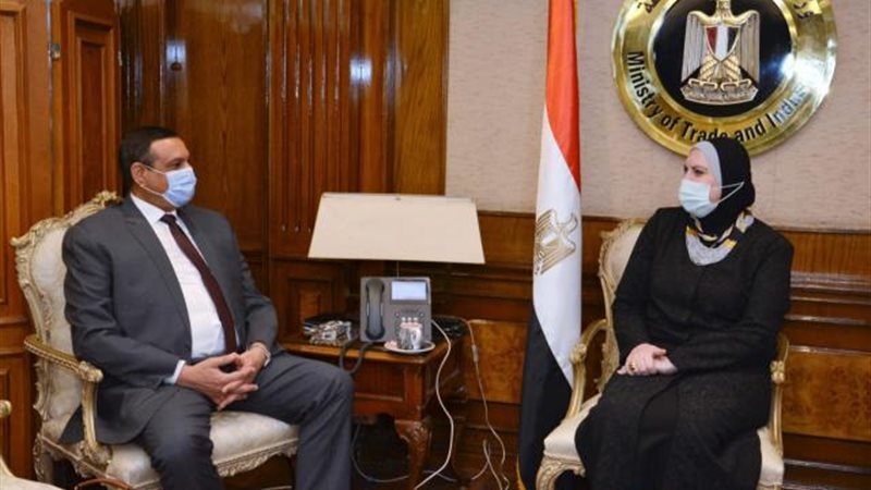 محافظ البحيرة مع