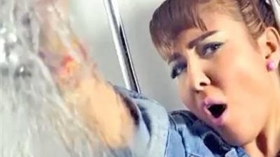 مي كساب تحتفل مع جمهورها بالدرع الفضي من ”اليوتيوب”