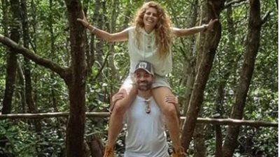 عمرو سلامة  بإطلالة رومانسية مع زوجته من  شهر العسل