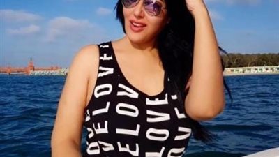 بالصور.. سمية الخشاب تتحدى ”كورونا” وتذهب إلى البحر