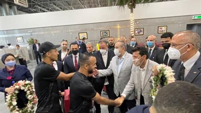 وزيرا «الرياضة» و«الطيران» يستقبلان بعثة الأهلي بالورود في المطار