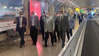 وزير الطيران يتابع سير العمل بمطار القاهرة