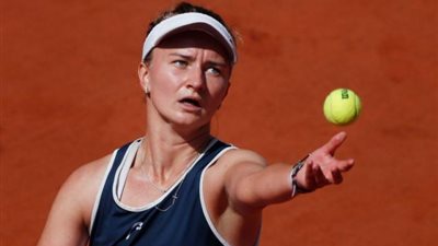 كريتشيكوفا تفوز على مرتنكوفا وتتوج ببطولة براغ المفتوحة للتنس