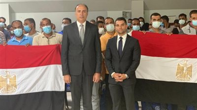 السفارة المصرية بطرابلس تعيد 140 مصرياً عالقاً