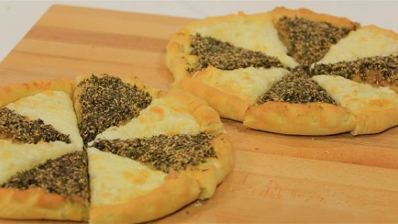 مناقيش بالجبنة والزعتر