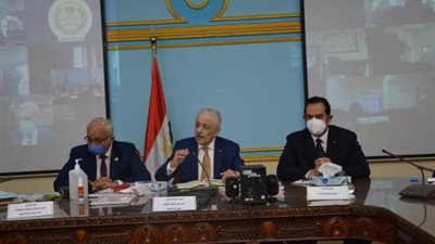 ”شوقي” يتابع سير عمليات امتحانات الثانوية العامة من غرفة العمليات