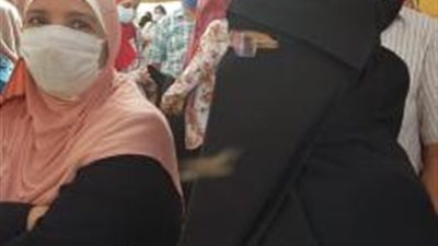 بالفيديو.. تكدس وزحام لأولياء أمور طلاب الثانوية العامة أمام اللجان رغم كورونا