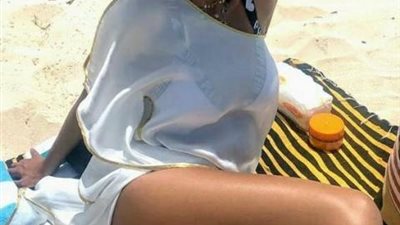 رانيا يوسف تثير الجدل بإطلالة مثيرة على البحر !!